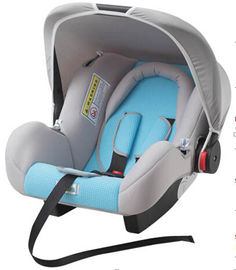Chiếc ghế an toàn cho trẻ em màu xám và xanh với hệ thống bảo vệ tác động phụ